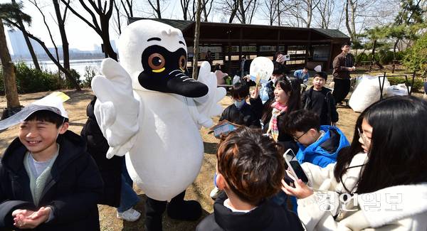 제1회 국제저어새의날인 지난 21일 오전 인천시 남동구 저어새 생태학습관에서 참석자들이 저어새 마스코트를 보며 즐거워하고 있다. 2026.3.21 /조재현기자 jhc@kyeongin.com