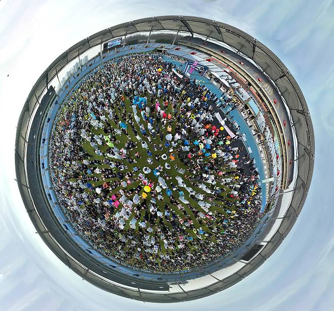 ▲&nbsp;22일 오전 인천 문학경기장에서 열린 제26회 인천국제하프마라톤대회에 참가한 마라토너들이 출발 준비를 하고 있다./김철빈기자 narodo@incheonilbo.com