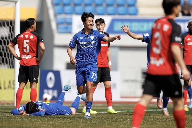 21일 김해종합운동장에서 열린 하나은행 K리그2 2026 4라운드 경기서 수원 삼성 김지현이 김해를 상대로 골을 성공시킨후 기뻐하고 있다. 사진=한국프로축구연맹