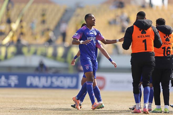 파주스타디움에서 21일 열린 하나은행 K리그2 2026 4라운드 경기서 파주 보닐라가 전남을 상대로 골을 터트린 후 선수들과 기쁨을 나누고 있다. 사진=한국프로축구연맹