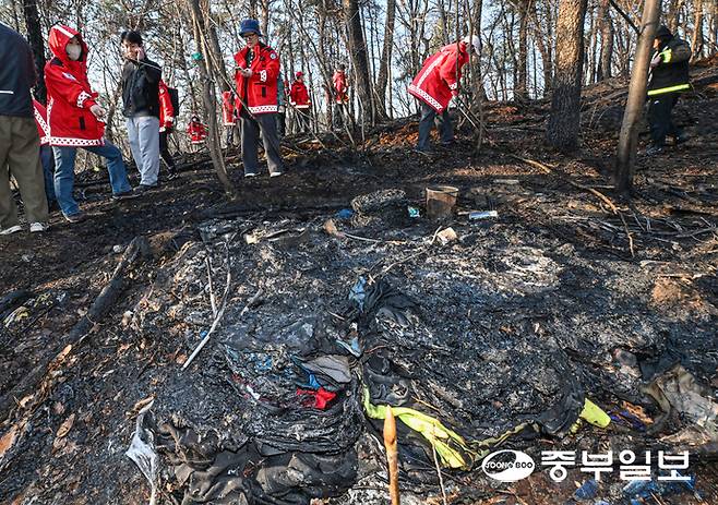22일 오후 수원시 파장동 용광사 인근 산에서 화재가 발생해 의용소방대원들이 진화작업을 하고 있다. 임채운기자