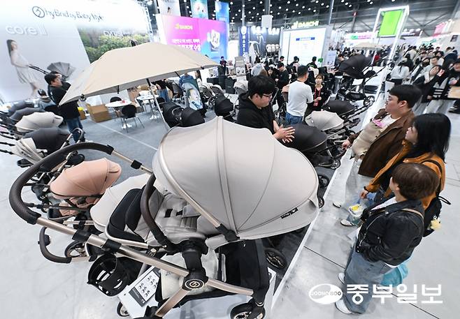 22일 오후 수원시 권선구 수원메쎼에서 열린 '수원 코베 베이비페어&유아교육전'을 찾은 시민들이 다양한 육아용품을 둘러보고 있다. 임채운기자