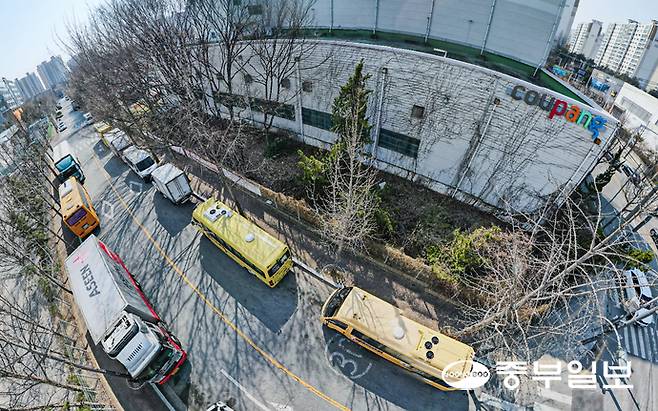 쿠팡 물류센터 인근에서 주정차와 소음 문제가 이어지고 있는 가운데 22일 오후 용인시 한 쿠팡 물류센터 인근 도로에 차량들이 불법 주정차돼 있다. 임채운기자