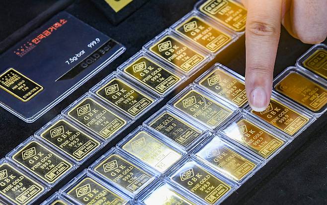 19일 수원시 영통구 일등금거래소에 골드바가 진열돼 있다. 김태완 기자 lift@kihoilbo.co.kr