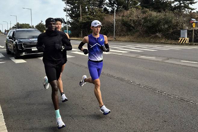 코오롱 인더스트리 마라톤팀이 도로 훈련을 하고 있는 모습. 왼쪽부터 아이삭(Isaac kimutai Kiplagat·훈련파트너), 이정국, 박민호 선수. (사진=마라톤팀 제공)