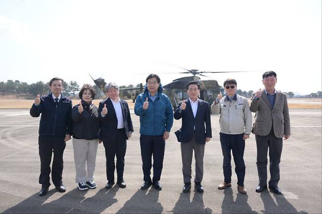‘2026 논산딸기축제’를 앞두고, 20일 오후 1시 육군항공학교(학교장)의 협조를 받아 헬기 탑승 체험 프로그램에 참가한 백성현 논산시장을 비롯한 기관단체장들이 단체 기념촬영을 하고 있다.(사진=논산시 제공)
