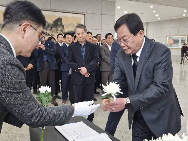 국민의힘 대전시당 주요 인사들의 조문 모습. [사진=국민의힘 대전시당]