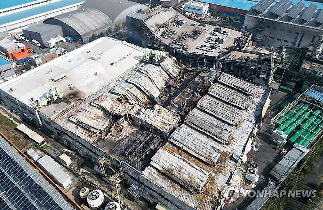 14명이 숨진 대전 대덕구 안전공업 공장이 화재로 녹아내렸다. 사진은 21일 오전 모습. (사진=연합뉴스)