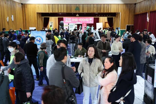 ▲ 19일 금마초에서 열린 금마면 이동복지관 모습-홍성군 제공