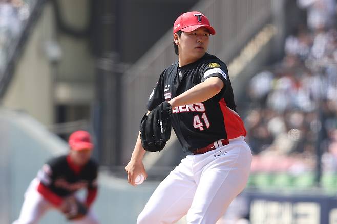 KIA 타이거즈 선발 투수 황동하가 22일 서울 잠실야구장에서 열린 두산 베어스와의 원정경기에서 역투하고 있다. /사진=KIA 타이거즈 제공