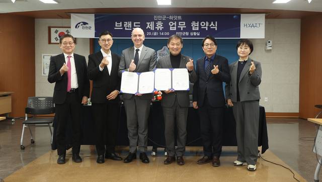 지난 20일 진안군수실에서 진안군과 하얏트호텔이 제휴 업무협약을 체결한 후 김종원 HLB그룹 부회장, 최경수 하얏트 부사장, 리콜라스 에이시 Area vice president-korea 하얏트 부사장, 전춘성 군수(왼쪽부터) 등이 기념사진을 찍고 있다. / 진안군