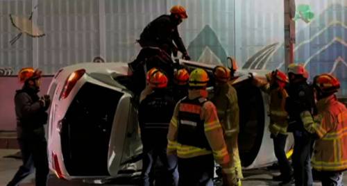 ◇22일 0시51분께 원주시 무실동 만대공원 삼거리 인근에서 A(20)씨가 몰던 QM5 승용차가 가드레일을 들이받고 전도됐다. 사진=강원특별자치도소방본부 제공