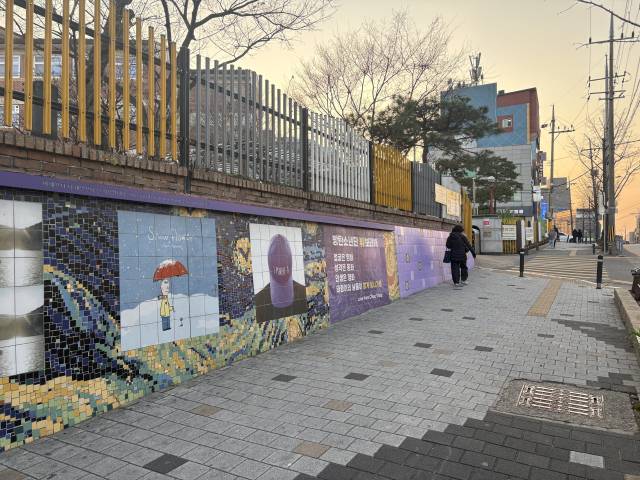 서구 대성초등학교 담벼락에 BTS 멤버 뷔와 관련된 벽화가 그려져 있다. 뷔는 서구 비산동에서 태어나 대성초를 다니다 6학년 때 거창으로 전학 간 것으로 알려져있다. 최현정 기자