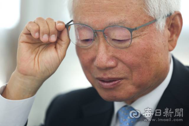 김창종 전 헌법재판관이 20일 대구 매일신문사에서 인터뷰를 하고 있다. 안성완 기자 asw0727@imaeil.com