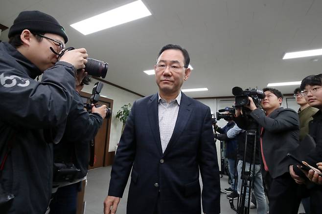 주호영 국민의힘 의원이 22일 오전 대구 수성구 국민의힘 대구시당에서 장동혁 대표 주재로 열린 비공개 회의를 마친 뒤 회의실을 나서고 있다. 뉴스1