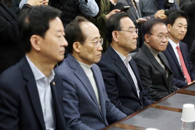 국민의힘 장동혁 대표가 22일 오전 대구시당에서 대구시장 공천과 관련해 대구지역 국회의원들과 만나는 자리에서 참석한 의원들이 굳은 표정으로 장 대표의 인사말을 듣고 있다. 사진 왼쪽부터 최은석, 추경호, 주호영, 윤재옥, 유영하 의원 연합뉴스