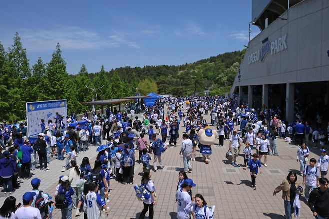 대구 삼성라이온즈 파크를 찾은 관중들. <삼성 라이온즈 제공>