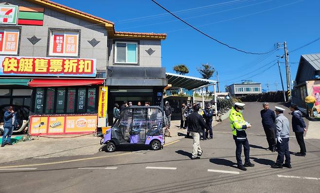 제주도는 지난 19일부터 우도에서 대여용 전동카트와 저속 이륜차에 대해 단속을 실시하고 있다.