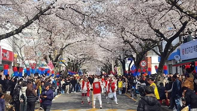 지난해 열린 전농로 왕벚꽃 축제 현장에서 진행된 거리 공연 모습.