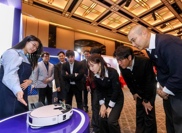 20일 그랜드 하얏트 서울 호텔에서 열린 주한미국상공회의소(암참) 연례행사에서 삼성전자 직원이 참석자들에게 2026년형 '비스포크 AI 스팀'의 특장점을 소개하고 있다. [사진=삼성전자]