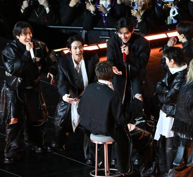 그룹 방탄소년단(BTS)이 21일 서울 광화문 광장에서 정규 5집 '아리랑'(ARIRANG) 발매를 기념해 무료 공연 'BTS 컴백 라이브: 아리랑'(BTS THE COMEBACK LIVE｜ARIRANG)을 열고 있다. [사진=연합뉴스]