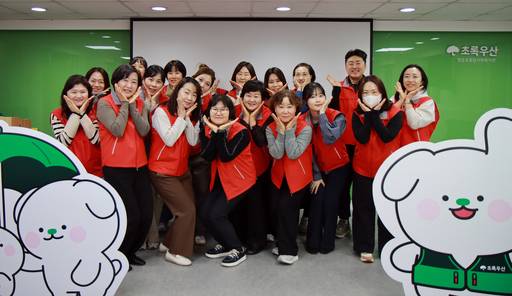 ABL생명이 지난 19일 서울 영등포구에 위치한 영등포종합사회복지관에서 임직원 및 FC(Financial Consultant) 등 약 20명이 참여한 가운데 3월 '나눔의 날' 봉사활동을 진행하고 기념촬영을 하고 있다./ABL생명