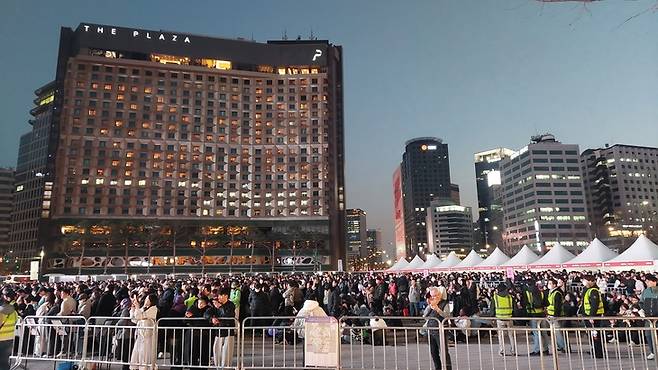 ▲21일 오후 7시 서울시청 앞 서울광장에서 시민들이 방탄소년단(BTS) 'BTS 컴백 라이브: 아리랑' 공연실황을 전광판으로 보기 위해 공연 시작 1시간 전부터 자리를 가득 메웠다. 사진=김철훈 기자