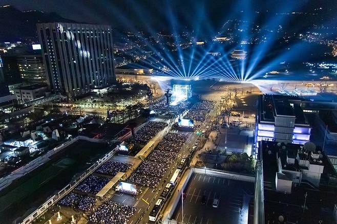 ▲방탄소년단(BTS)이 21일 서울 광화문광장에서 'BTS 컴백 라이브: 아리랑' 공연을 하고 있다. 사진=빅히트 뮤직·넷플릭스