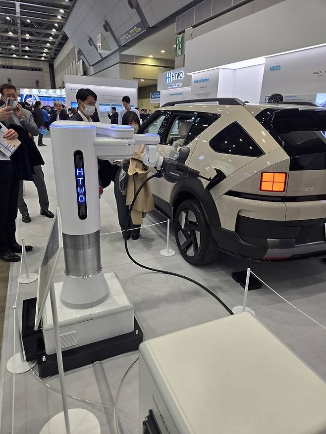 ▲3월 17~19일 일본 도쿄 빅사이트에서 열린 '스마트 에너지 위크 2026'전시회에서 현대자동차의 수소차 NEXO에 자체 개발한 로봇 충전기가 수소연료를 주입하고 있다. 전지성 기자