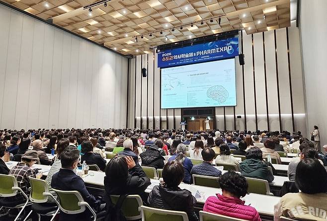 '2026년 수도권 약사학술제 & 제48회 팜엑스포'가 22일 수원컨벤션센터에서 막을 올렸다.