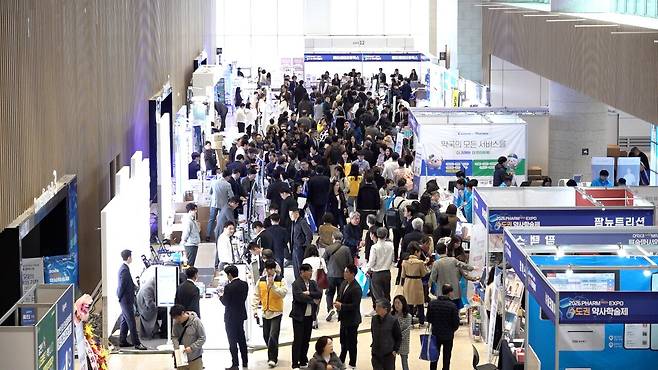 22일 수원컨벤션센터에서 열린 이번 행사(약사공론 주관)에는 성남·수원·용인시약사회가 함께 참여한 가운데 제약사와 건강기능식품, 헬스케어·솔루션 기업들이 대거 참가해 현장을 뜨겁게 달궜다. 약사공론DB