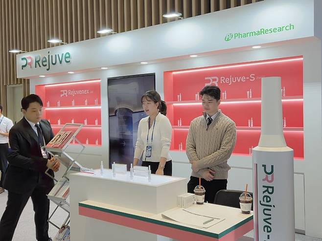 22일 수원컨벤션센터에서 열린 이번 행사(약사공론 주관)에는 성남·수원·용인시약사회가 함께 참여한 가운데 제약사와 건강기능식품, 헬스케어·솔루션 기업들이 대거 참가해 현장을 뜨겁게 달궜다.