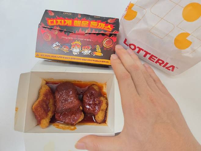 롯데리아 디지게 매운 돈까스 디진다맛. 손바닥보다 작은 박스에 4조각이 소스에 잠긴 채 제공된다. (사진=한전진 기자)
