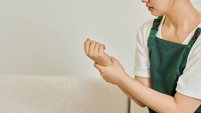 손목터널 증후군과 드퀘르벵 증후군은 통증 양상에서 차이를 보인다｜출처: 클립아트코리아