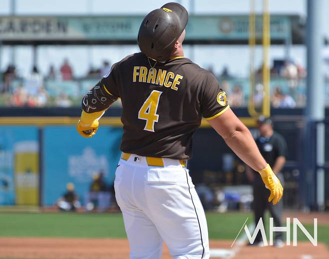 (프랜스가 올 스프링캠프 경기 중 타석에서 자신이 친 타구를 바라보고 있다)