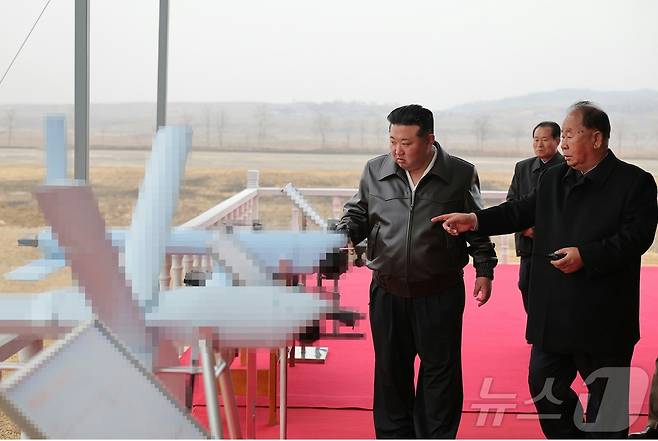 (평양 노동신문=뉴스1) = 김정은 북한 노동당 총비서가 자체 개발한 무인기를 살펴보는 모습. [국내에서만 사용가능. 재배포 금지. DB 금지. For Use Only in the Republic of Korea. Redistribution Prohibited]