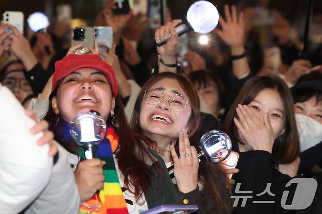 아미(BTS 팬덤)와 시민들이 21일 서울 광화문광장 일대에서 방탄소년단(BTS) 컴백 기념 공연인 'BTS 컴백 라이브: 아리랑' 공연을 관람하고 있다. 2026.3.21 ⓒ 뉴스1 김진환 기자