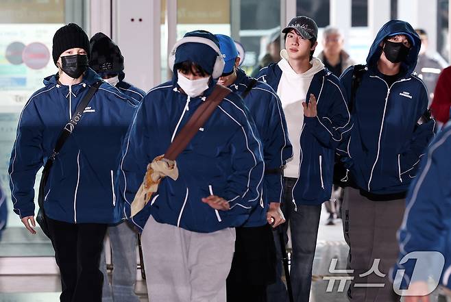 그룹 방탄소년단(BTS)이 22일 오전 인천국제공항을 통해 미국 뉴욕으로 출국하고 있다. 2026.3.22 ⓒ 뉴스1 구윤성 기자