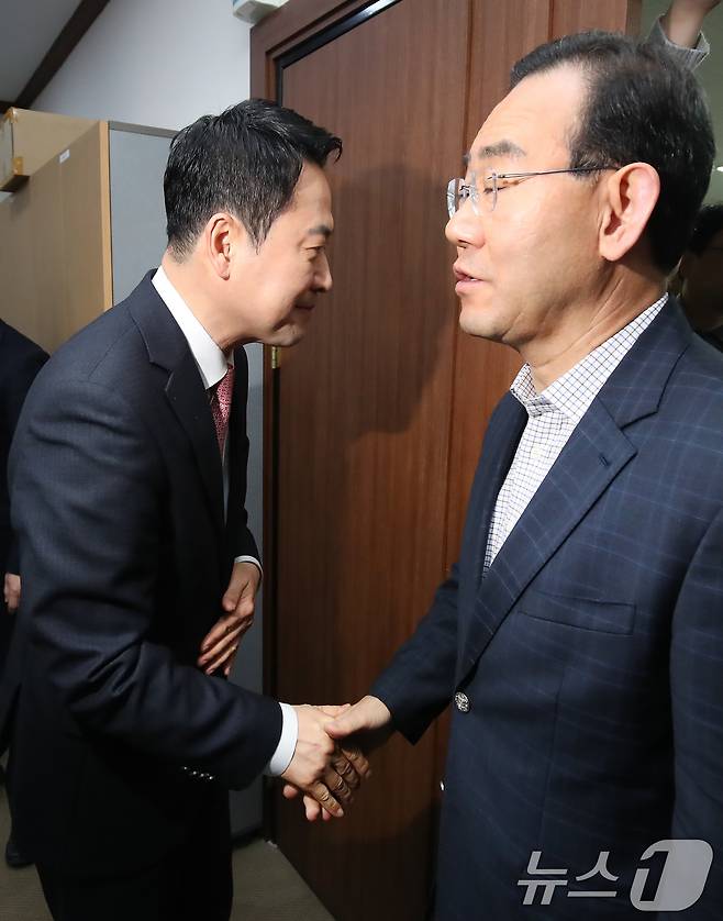 장동혁(왼쪽) 국민의힘 대표가 22일 오전 대구 수성구 국민의힘 대구시당에서 열린 간담회에 참석해 주호영 의원과 인사 나누고 있다. 2026.3.22 ⓒ 뉴스1 공정식 기자