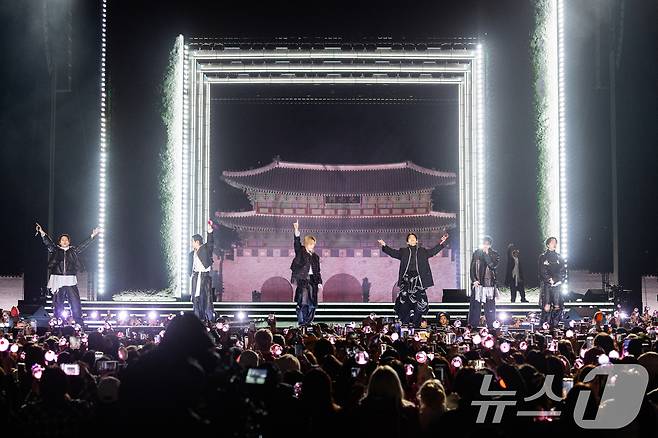 방탄소년단(BTS)이 21일 서울 광화문광장에서 'BTS 컴백 라이브: 아리랑' 발매 기념 컴백 공연을 하고 있다. (빅히트 뮤직·넷플릭스 제공. 재판매 및 DB 금지) 2026.3.22 ⓒ 뉴스1