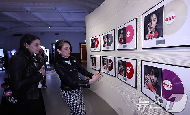 20일 서울 중구 신세계백화점 본점 헤리티지 뮤지엄에 마련된 ‘BTS POP-UP : ARIRANG’에서 외국인 관광객들이 전시를 둘러보고 있다. 2026.3.20 ⓒ 뉴스1 박지혜 기자