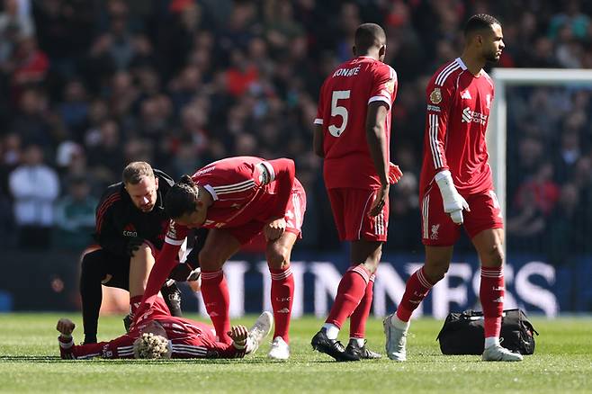 쓰러진 에키티케. 사진 | 브라이턴=AP연합뉴스