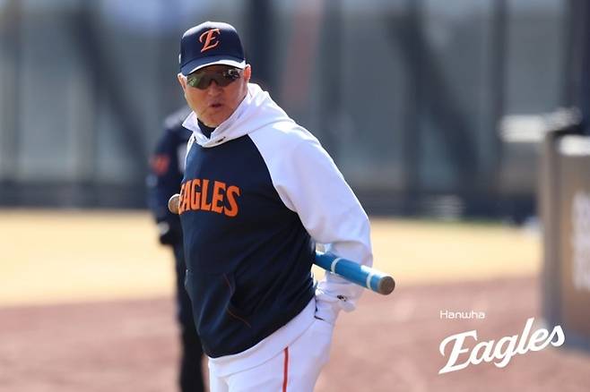 한화 김경문 감독이 20일 대전 한화생명 볼파크에서 2026 KBO리그 시범경기 KIA전에 앞서 팀 훈련을 지켜보고 있다. 사진 | 한화 이글스