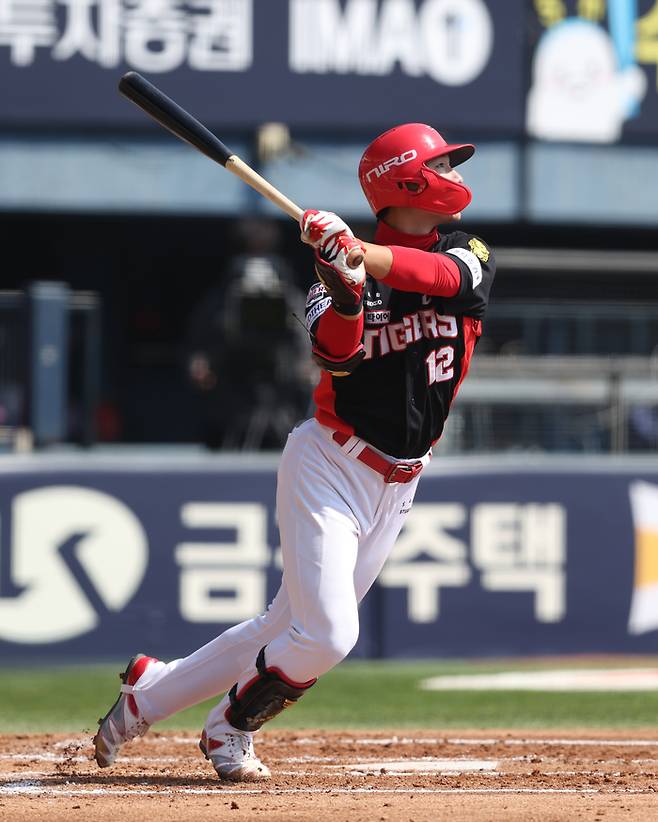 KIA 정현창이 21일 서울 잠실구장에서 열린 2026 KBO리그 시범경기 두산전 3회초에 선제 스리런 홈런을 때리고 있다. 사진 | KIA 타이거즈
