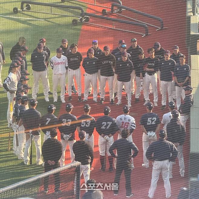 롯데가 21일 사직 한화전이 끝난 뒤 야수 전원 특타를 진행했다. 특타가 끝난 후 김태형 감독이 선수단을 모아 메시지를 건네는 모습. 사직 | 박연준 기자 duswns0628@sportsseoul.com