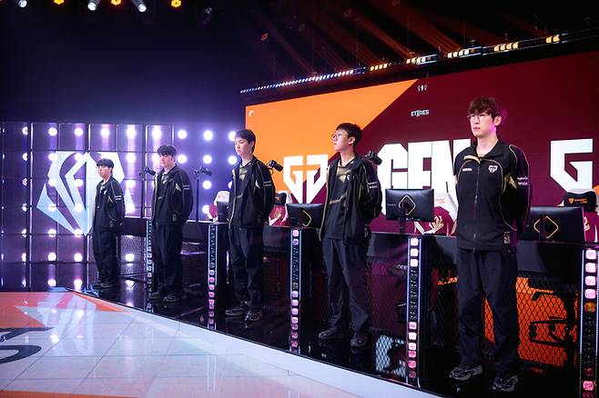 젠지가 21일(한국 시간) 브라질 상파울루 라이엇 게임즈 아레나에서 열린 퍼스트 스탠드 4강 G2전에 앞서 인사를 하고 있다. 사진 | 라이엇 게임즈