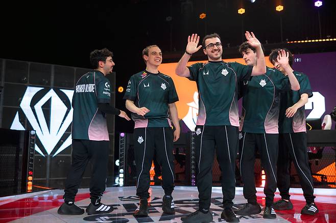 G2가 21일(한국 시간) 브라질 상파울루 라이엇 게임즈 아레나에서 열린 퍼스트 스탠드 4강 젠지전 승리 후 인사를 하고 있다. 사진 | 라이엇 게임즈