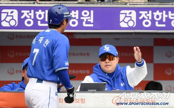 12일 대전한화생명볼파크에서 열린 KBO리그 한화 이글스와 삼성 라이온즈의 시범경기. 삼성 박진만 감독이 득점한 이재현을 반기고 있다. 대전=박재만 기자 pjm@sportschosun.com/2026.03.12/