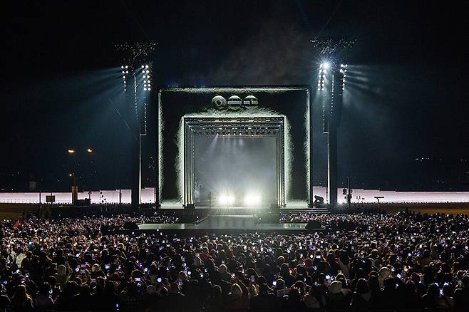 그룹 방탄소년단(BTS)이 21일 서울 광화문 광장에서 정규 5집 '아리랑(ARIRANG)' 발매를 기념해 'BTS 컴백 라이브: 아리랑(BTS THE COMEBACK LIVE｜ARIRANG)'을 개최한 가운데, 전 세계에서 모인 '아미'가&nbsp; 공연을 즐기고 있다. 사진제공=빅히트 뮤직/넷플릭스