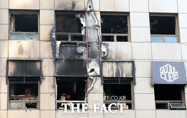 지난 14일 오후 서울시 중구 소공동 소재 캡슐호텔에서 화재가 발생했다. 사진은 지난 17일 경찰과 소방, 한국전기안전공사 관계자 등이 캡슐호텔 화재 현장에서 2차 합동감식을 진행하는 모습. /뉴시스